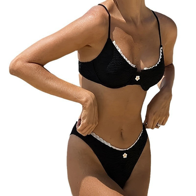Dame Bikini-sæt med elegant flæsekant og sødt blomster-detalje Skovae