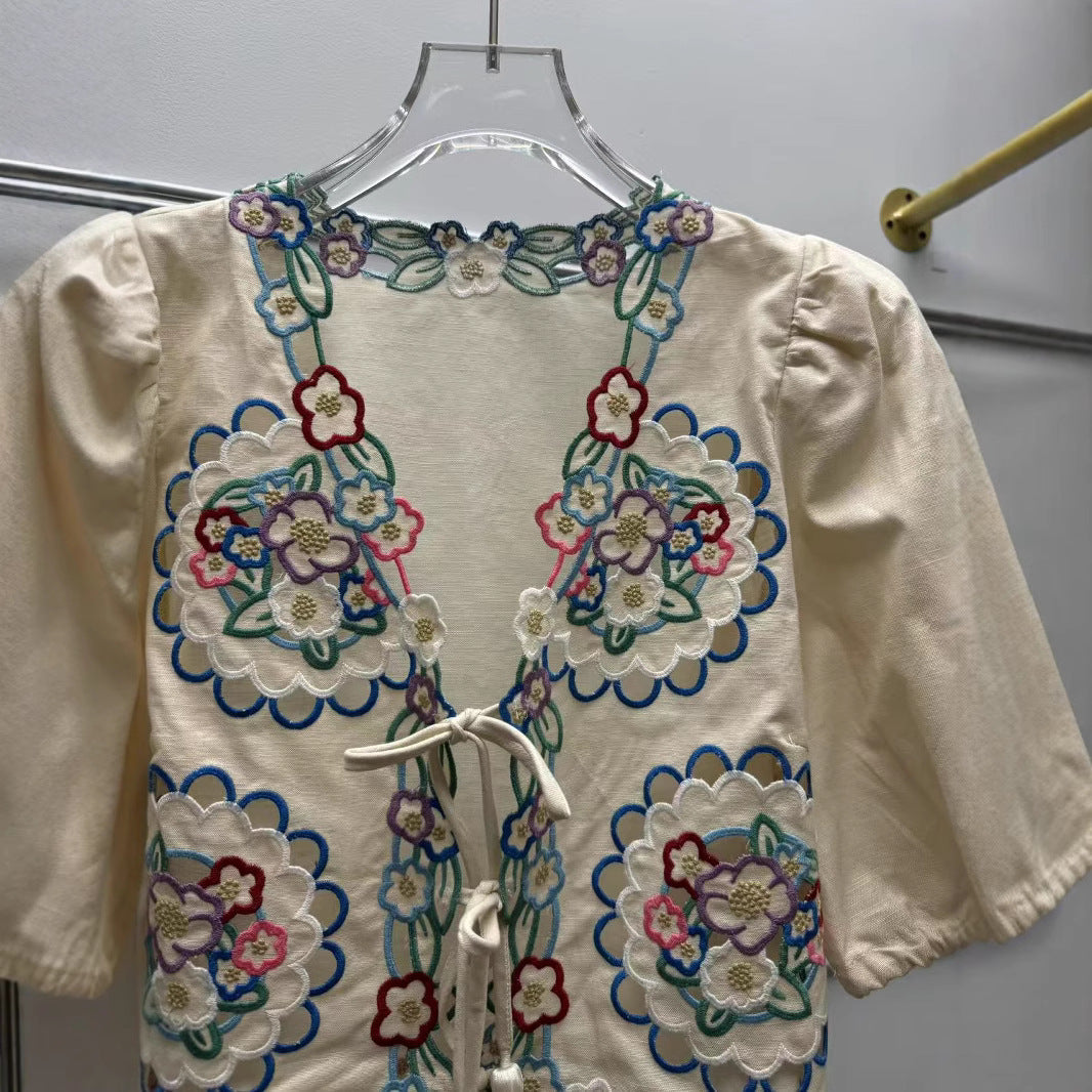 Dame broderet bluse med løs pasform og elegante flæsedetaljer Stilla