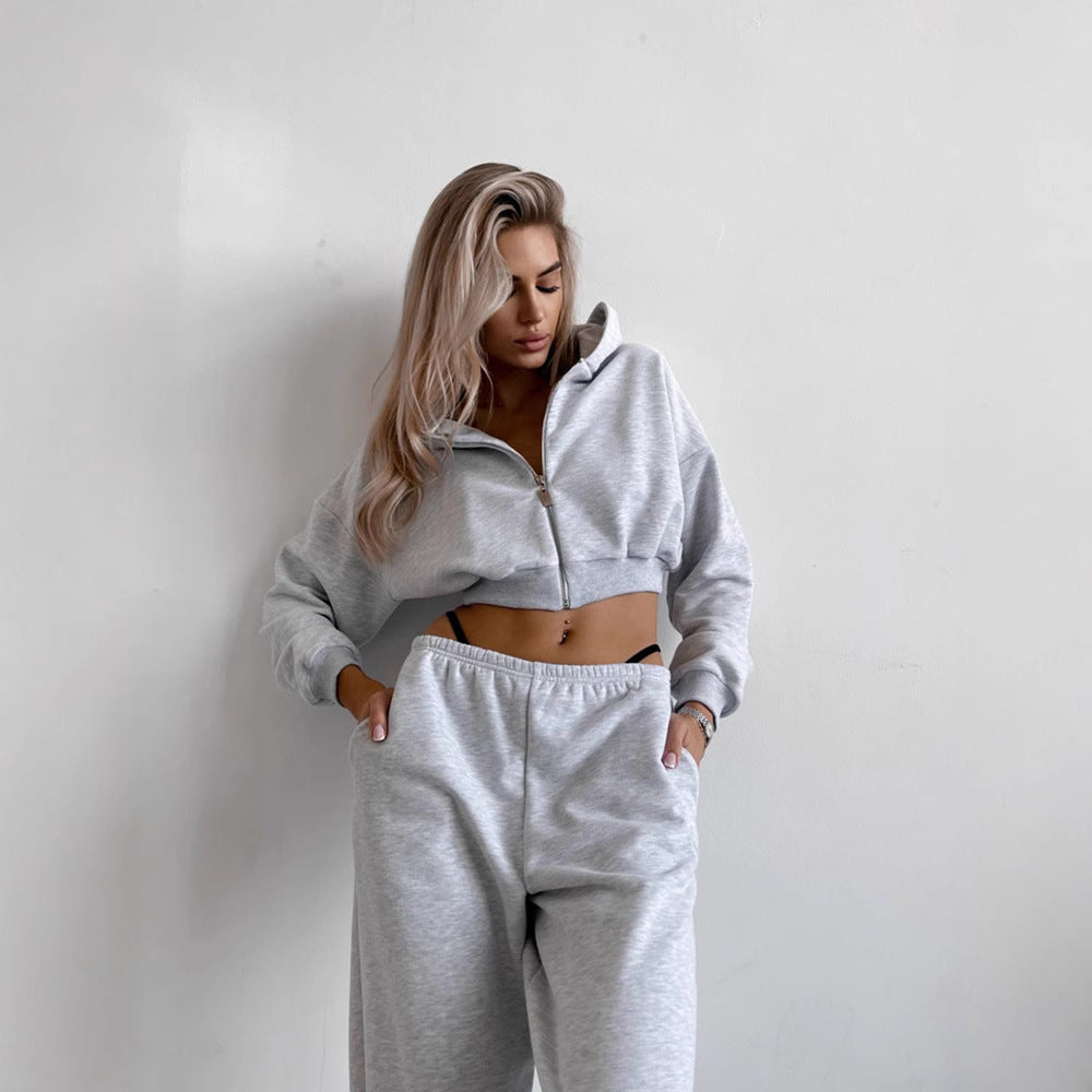 Kvinders sporty loungewear sæt lavet af blødt fleece med moderne cropped design