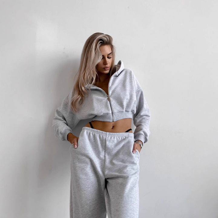 Kvinders sporty loungewear sæt lavet af blødt fleece med moderne cropped design