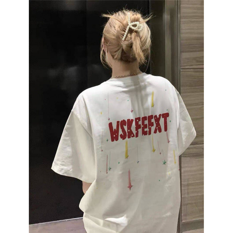 Dame T-shirt med kreativt statementtryk og afslappet snit Stilla