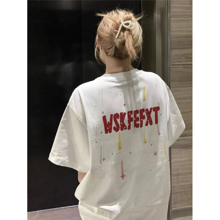 Dame T-shirt med kreativt statementtryk og afslappet snit Stilla