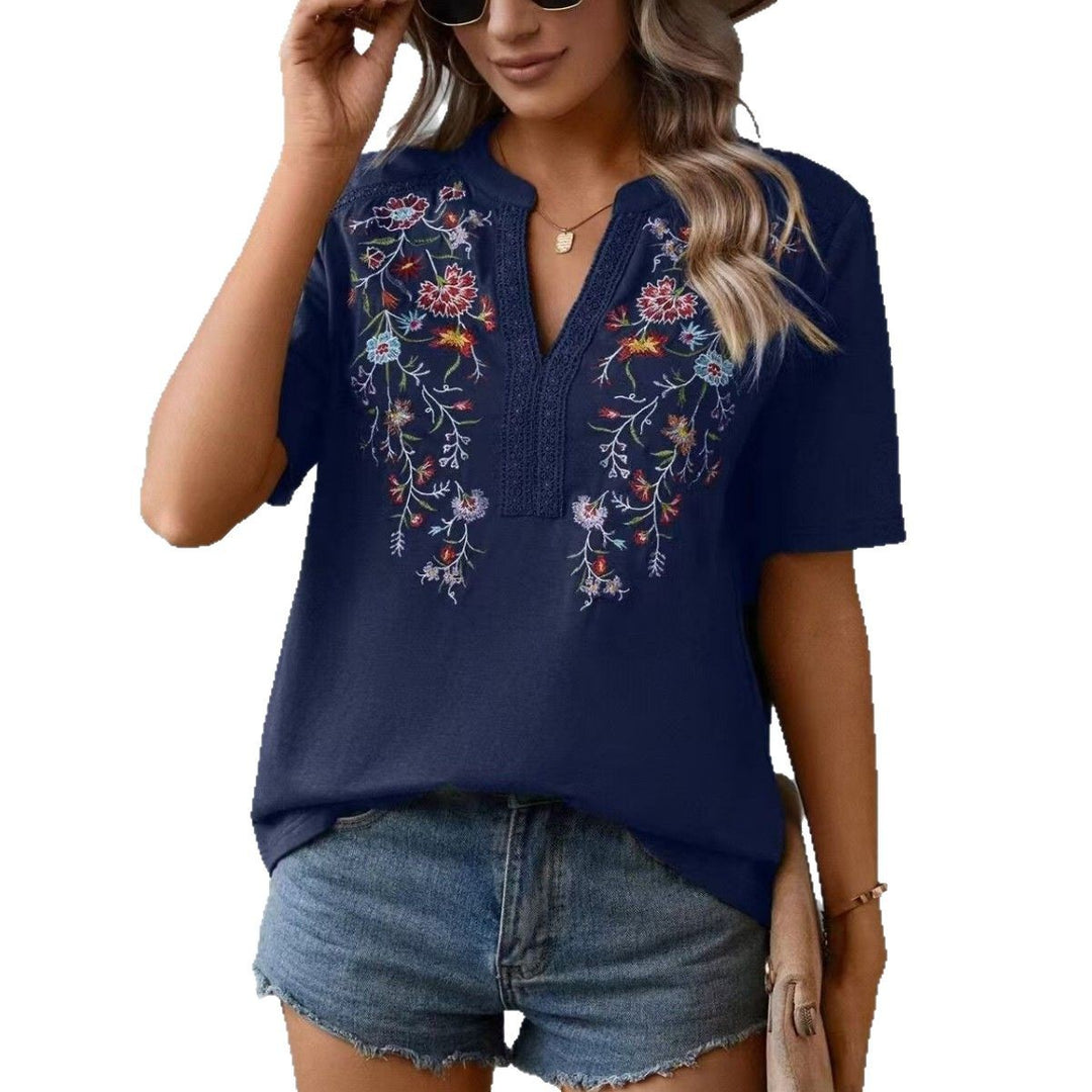 Damebluse med detaljeret blomsterbroderi Stilla
