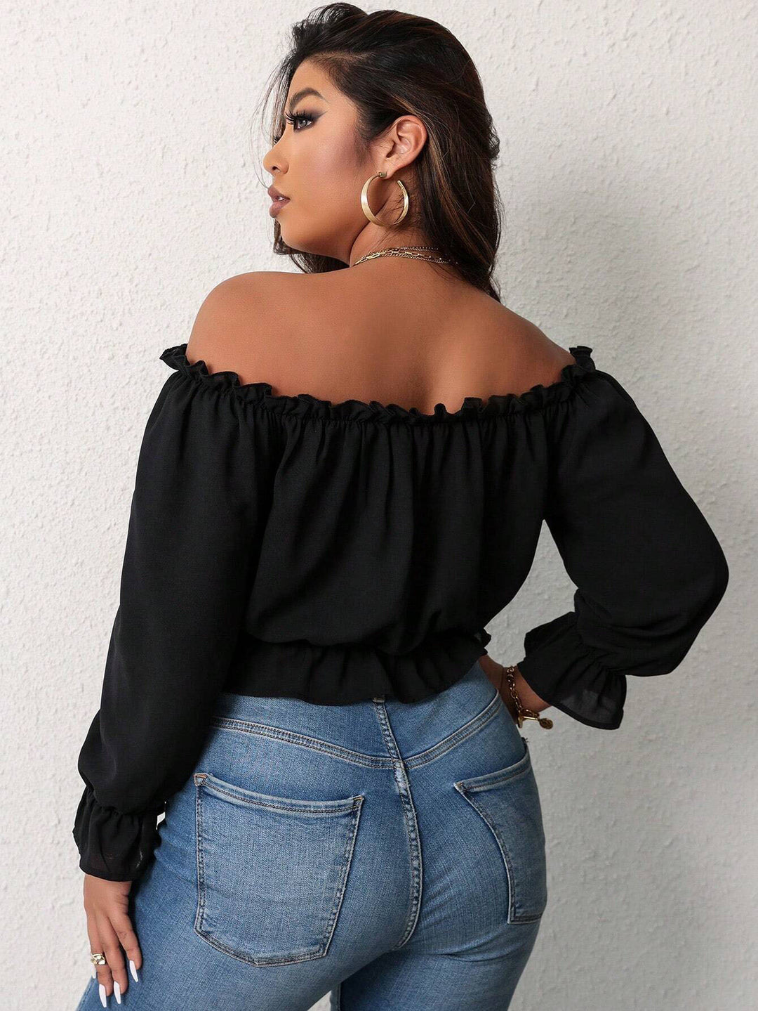 Dame Off-Shoulder Bluse med flæsedetaljer og figursyet silhuet Stilla