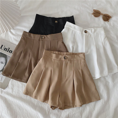Kvinders elegante shorts med plisseringer og knapdetalje