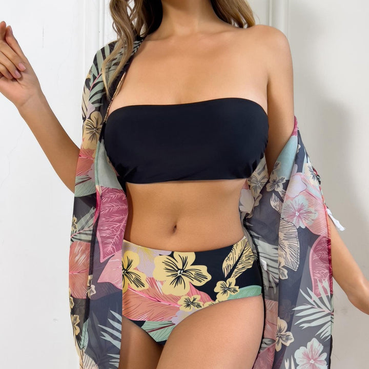 Dame elegant strandoutfit med floral overtræk og matchende bikini Skovae