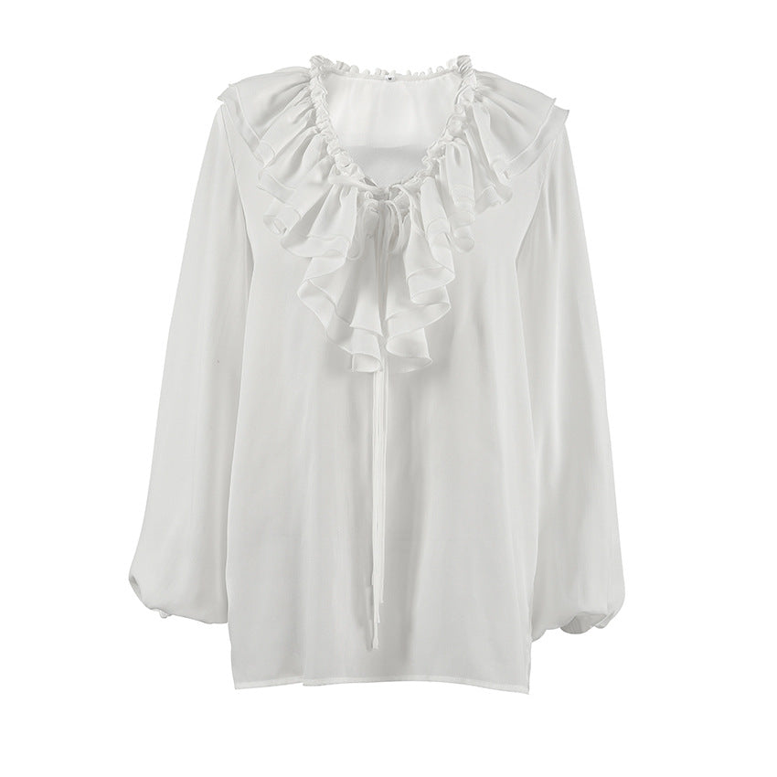 Damebluse med voluminøs flæse nederst og elegant snøring Stilla