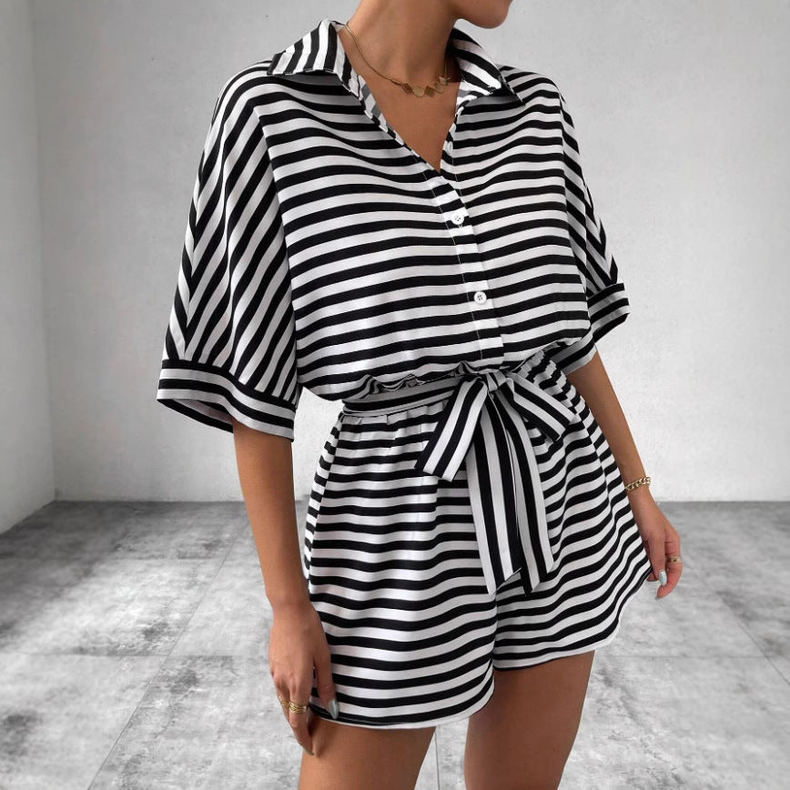 Kvinders korte jumpsuit med stribet design af Stilla