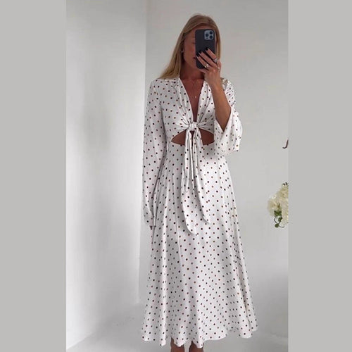 Dame Midi-Kjole med legende Cut-Out og dekorativt Knudedetail Stilla