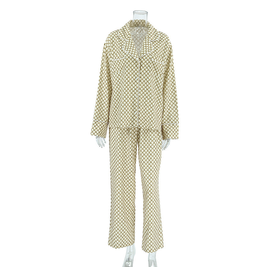 Dame elegant pyjamasæt med moderne geometrisk mønster og komfortable detaljer Stilla