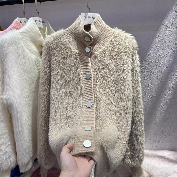 Kvinders hyggelige cardigan med knaplukning og høj krave Stilla