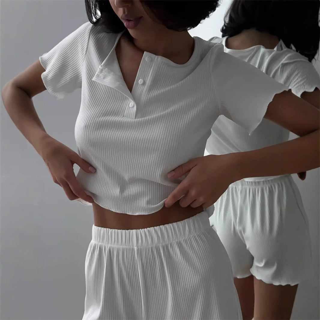 Kvinders pyjamasæt med elastisk talje og knapdetaljer