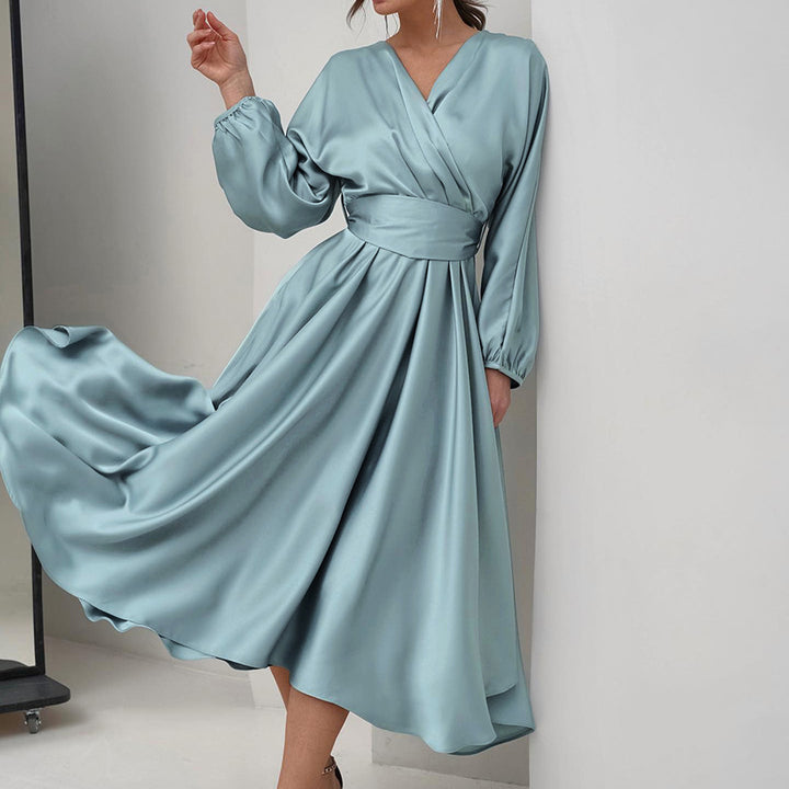 Dame omslagkjole med voluminøse ærmer og elegant satin-finish Stilla