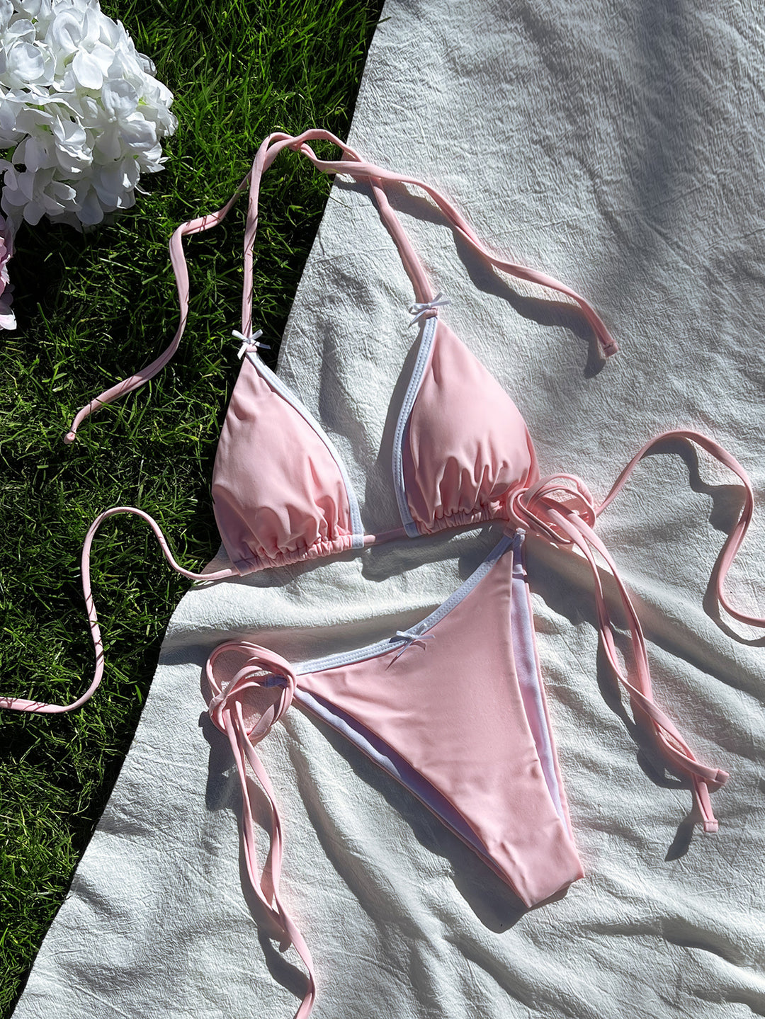 Dame triangel-bikini med justerbare bindebånd og feminine accenter Skovae