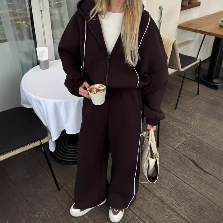 Kvinders sporty fritidsoutfit med løs pasform og kontrastdetaljer Skovae