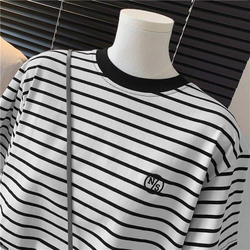 Femme Stripet Casual Korte Ærme T-Shirt med Broderet Detail Stilla