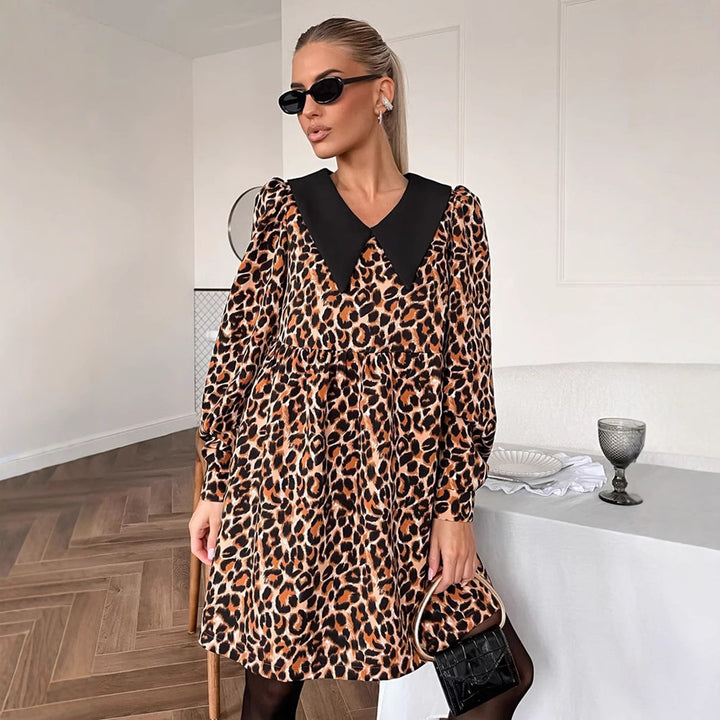 Dame Animal-Print Kjole med voluminøse ærmer og kontrasterende krave Stilla