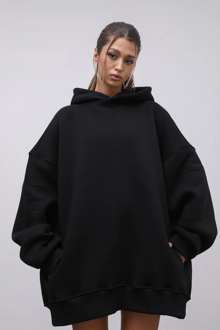 Kvinders oversized hoodie med dyb udskæring og praktiske lommer Skovae
