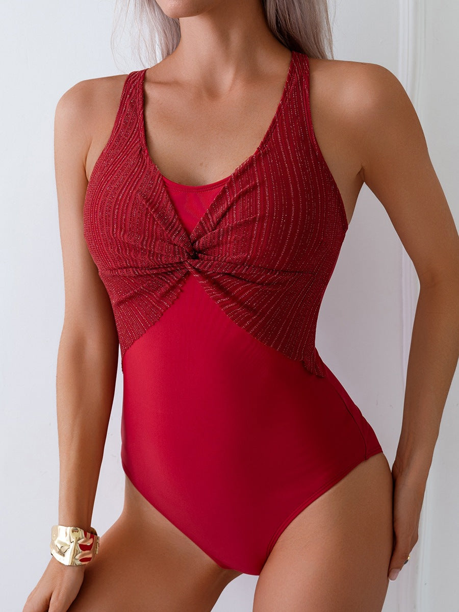 Dame moderigtig heldragt badedragt med raffineret twist-design og sporty stropper Stilla