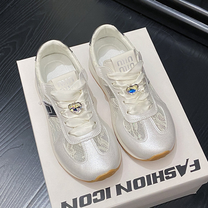Dame Sporty Sneakers med elegante satin-snørebånd og glitrende design Stilla