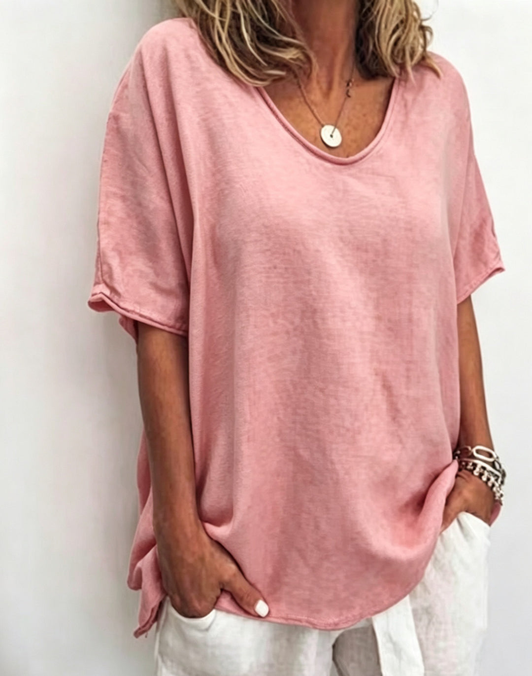Dame med bredskåret linnedmix-Relaxshirt med rund halsudskæring, overskåret ærmer og sideliringer Skovae