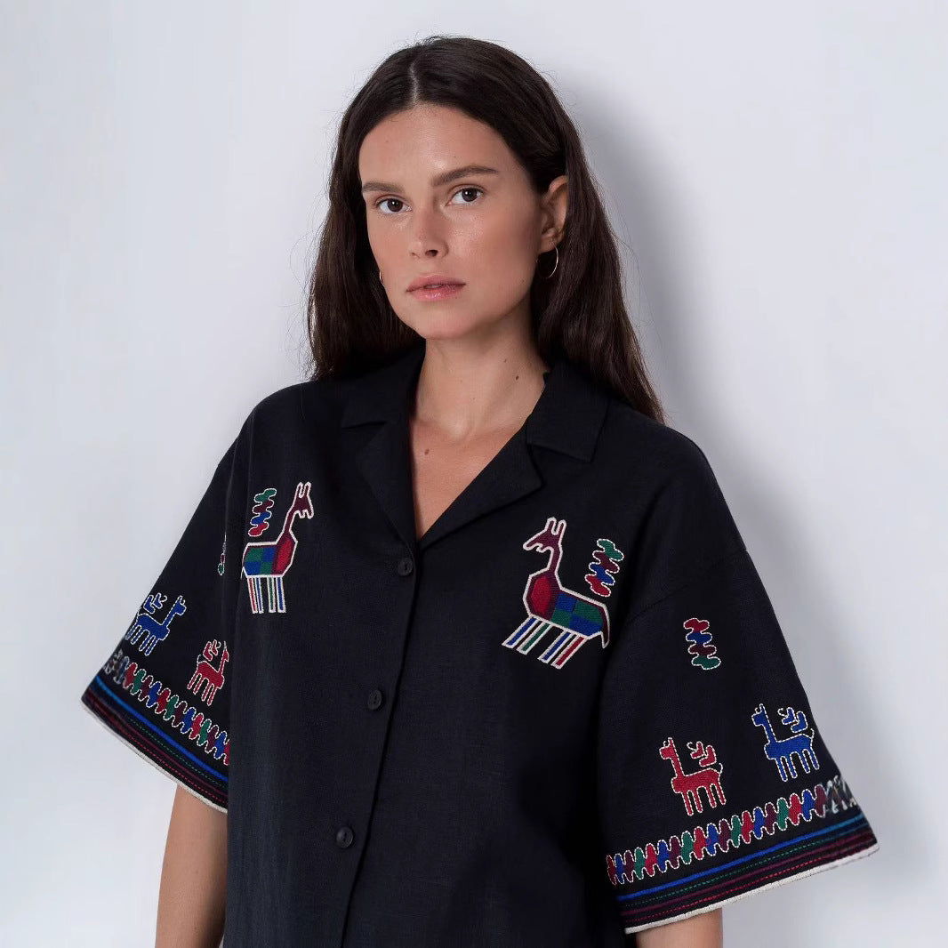 Dame kortærmet bluse med kunstnerisk dyrebroderi design og afslappet snit Stilla