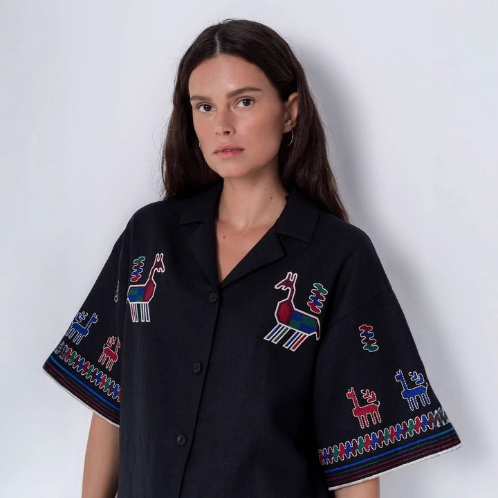 Dame kortærmet bluse med kunstnerisk dyrebroderi design og afslappet snit Stilla