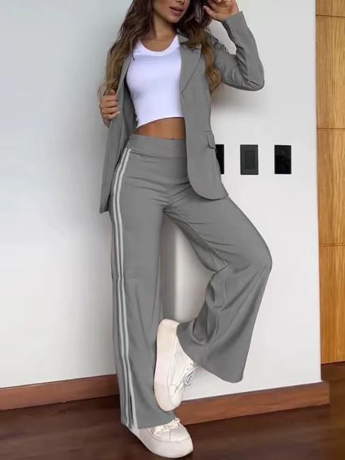 Dame nan sporty-elegante to-delt blazer-sæt med figursyet blazer og bred joggingbuks-snit med sideløjfer Skovae