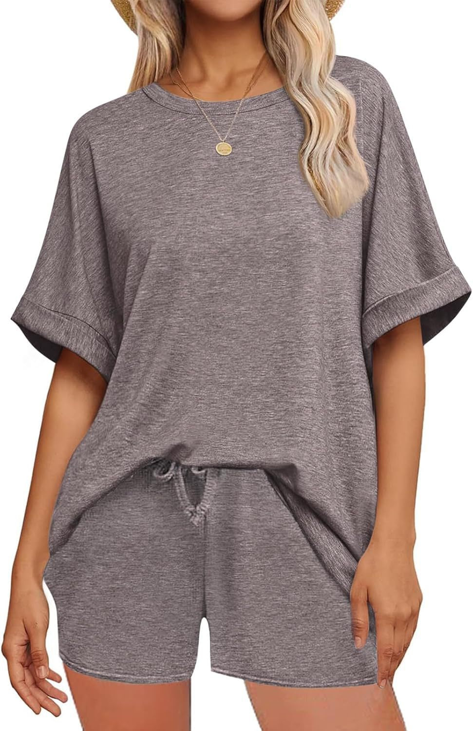 Dame afslappet fritids-sæt med oversized T-shirt og shorts Skovae
