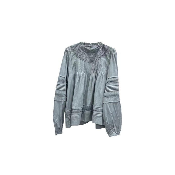 Damebluse med fine folder og dekorative spidsindsatser Stilla