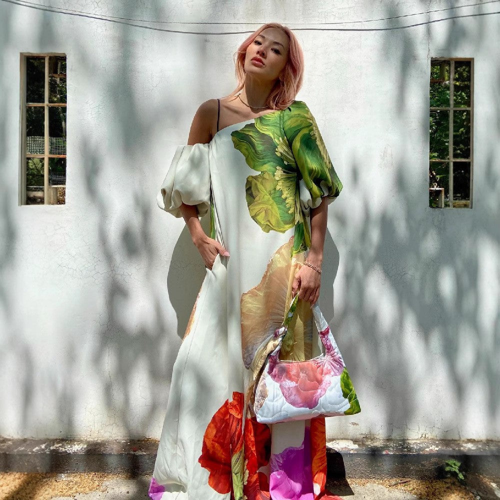 Dame maxikjole med blomsterdesign og asymmetrisk snit Stilla