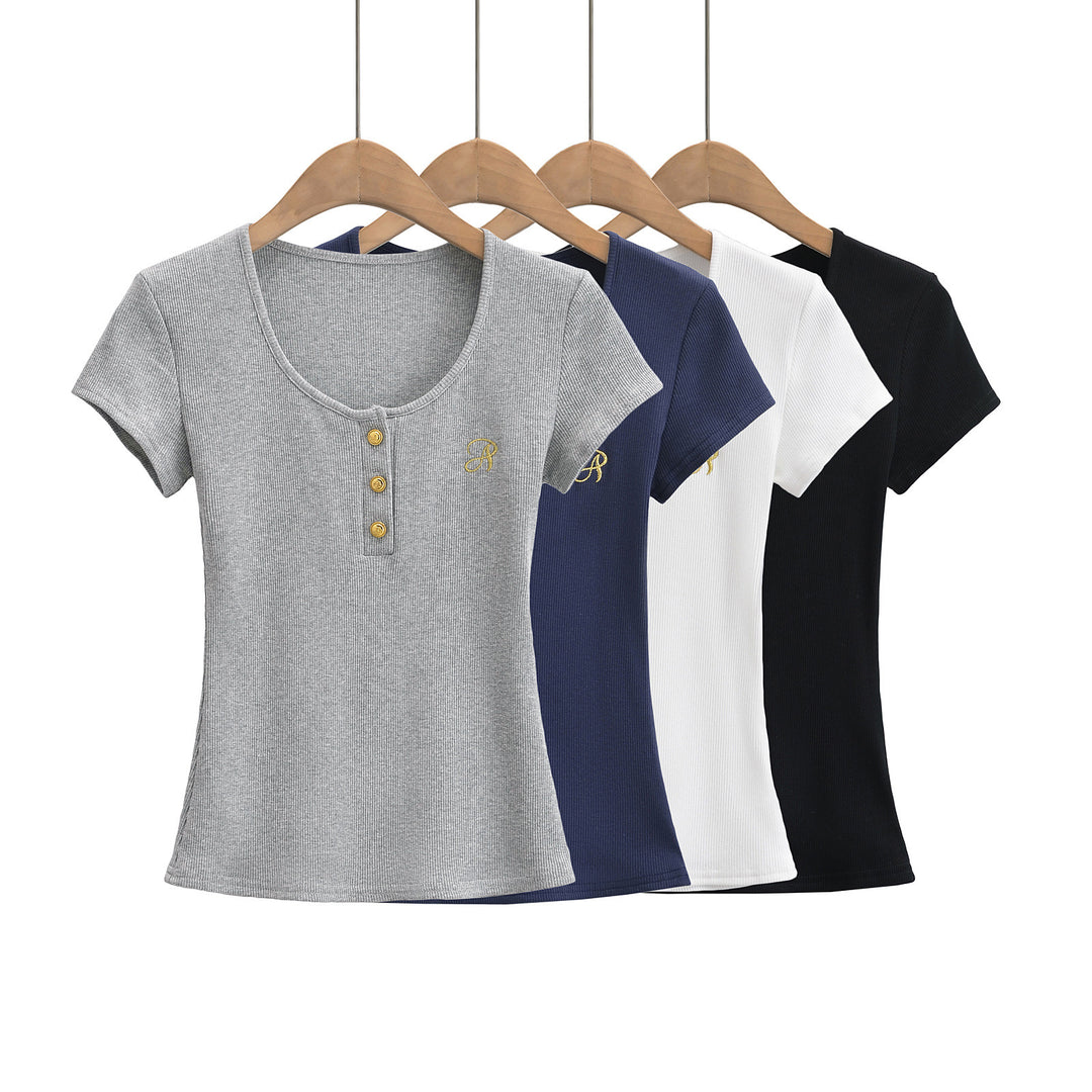Dame Kortærmet T-Shirt med Knapdetaljer og elegant Rundhalset Stilla