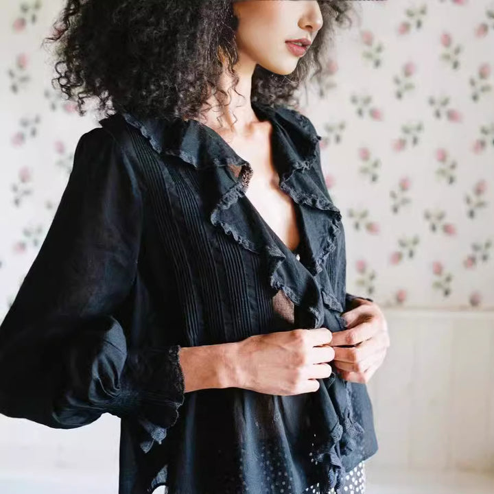 Damebluse med rufledetaljer og elegant V-udskæring Stilla