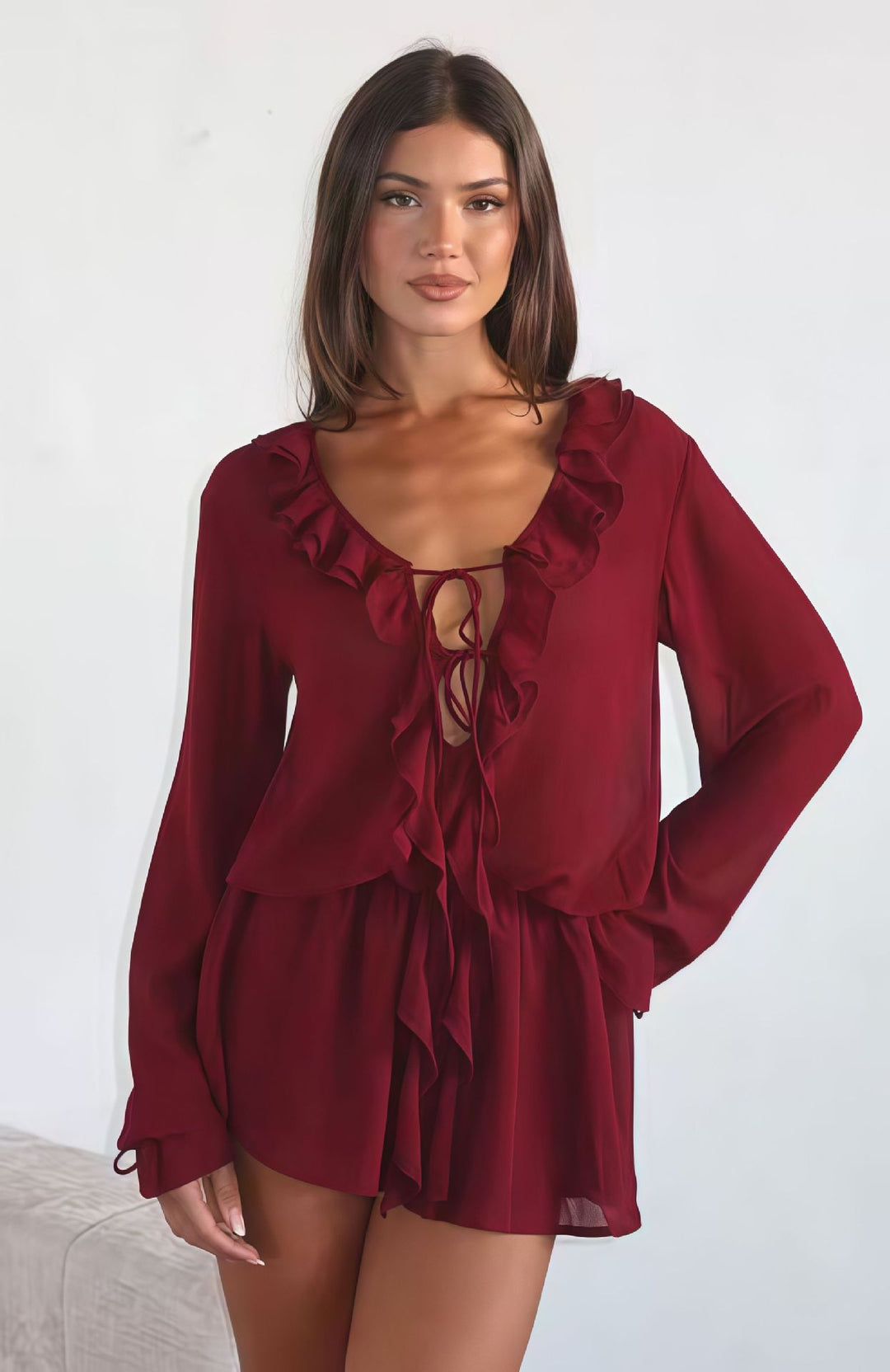 Kvinders chiffonbluse med elegant flæse dekoration og dyb V-hals
