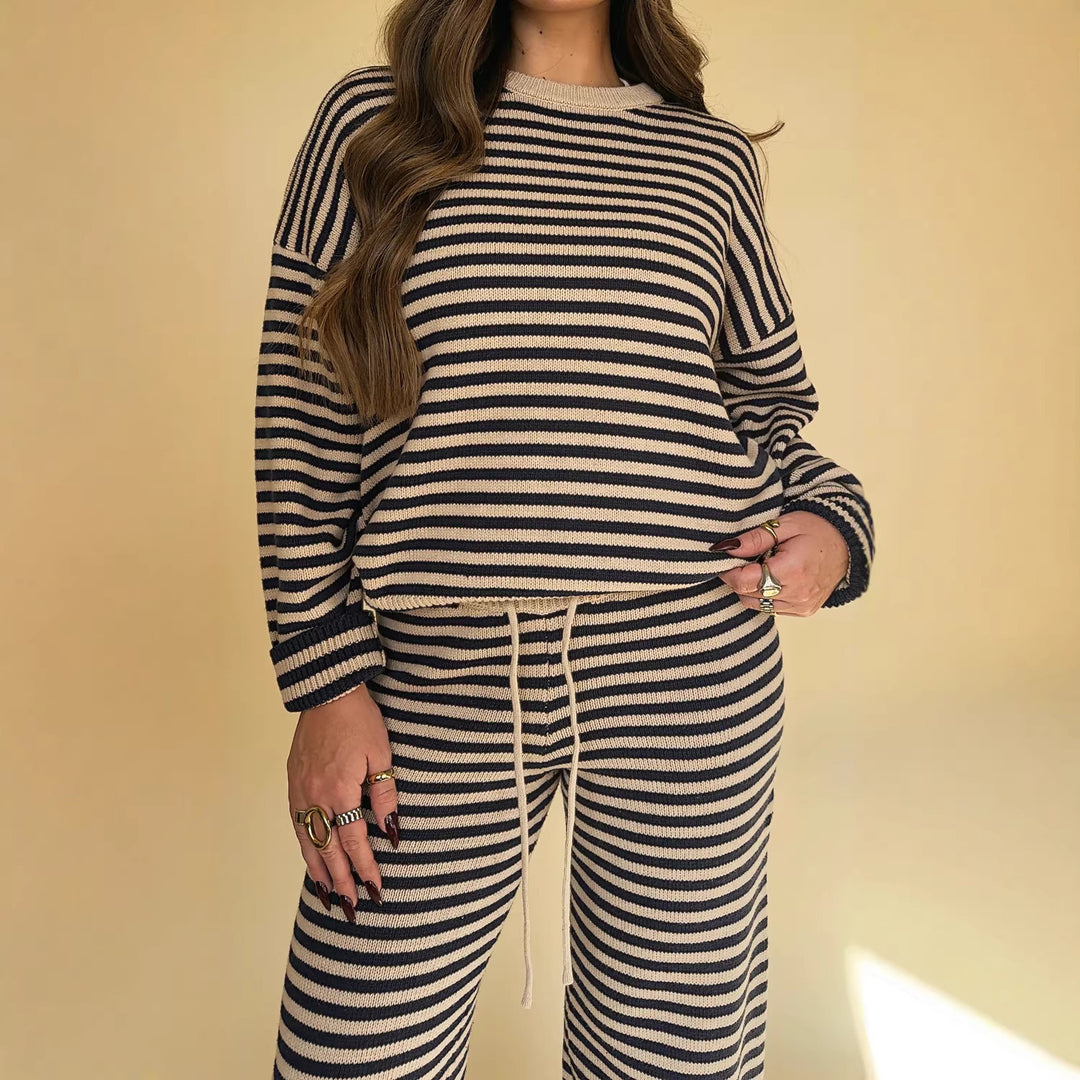 Kvindernes strikkede fritidssæt med fashionabel stribet mønster og bred pasform