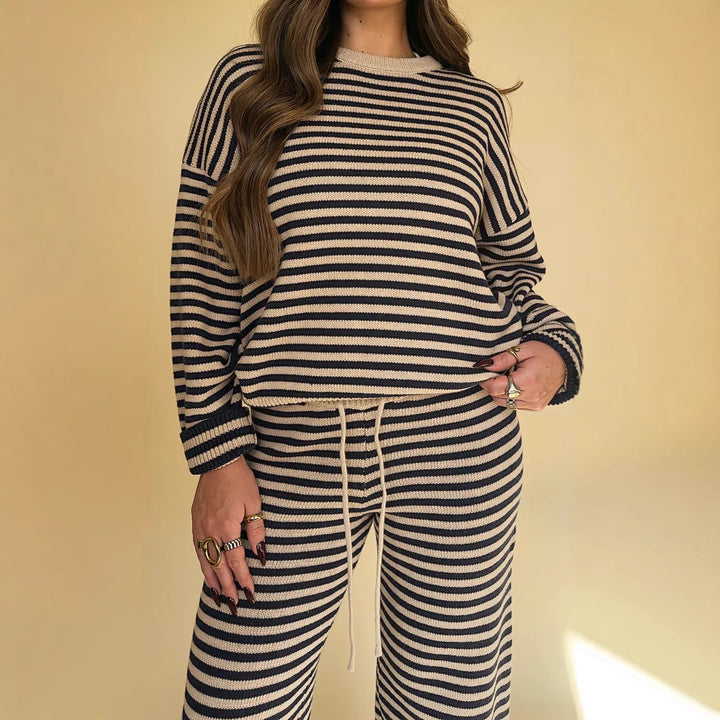 Kvindernes strikkede fritidssæt med fashionabel stribet mønster og bred pasform