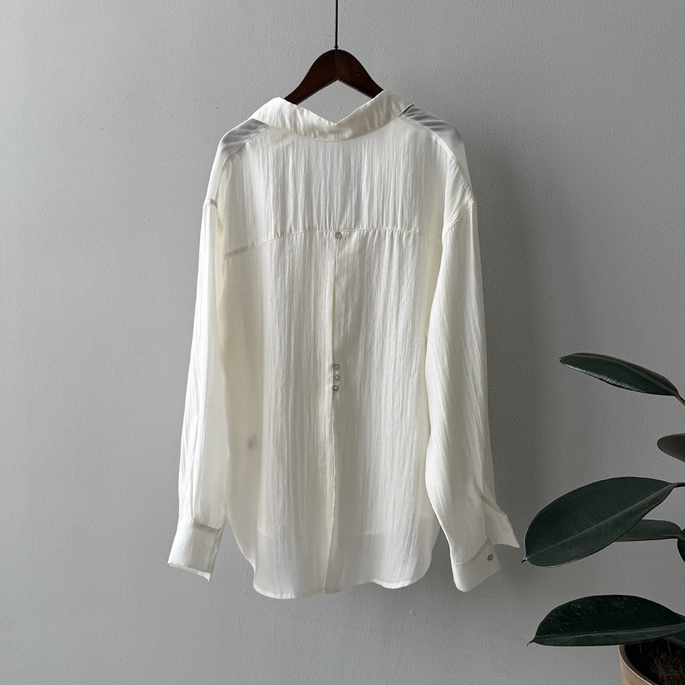 Dame luftig bluse med elegant knappeliste og fin ribstruktur Stilla
