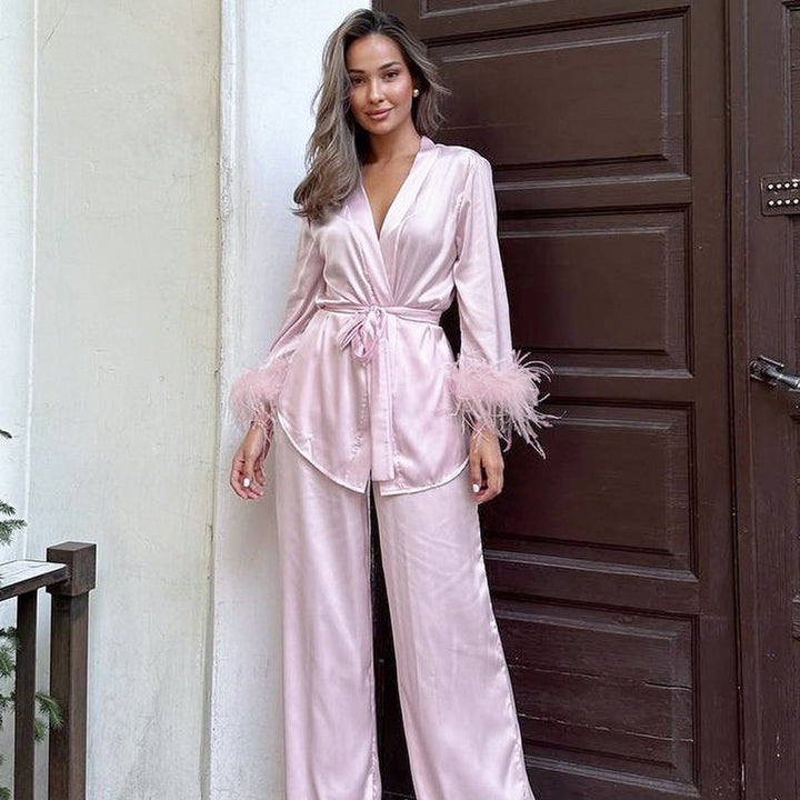 Dame elegant satin-pyjamasæt med modische fjerdetaljer Stilla