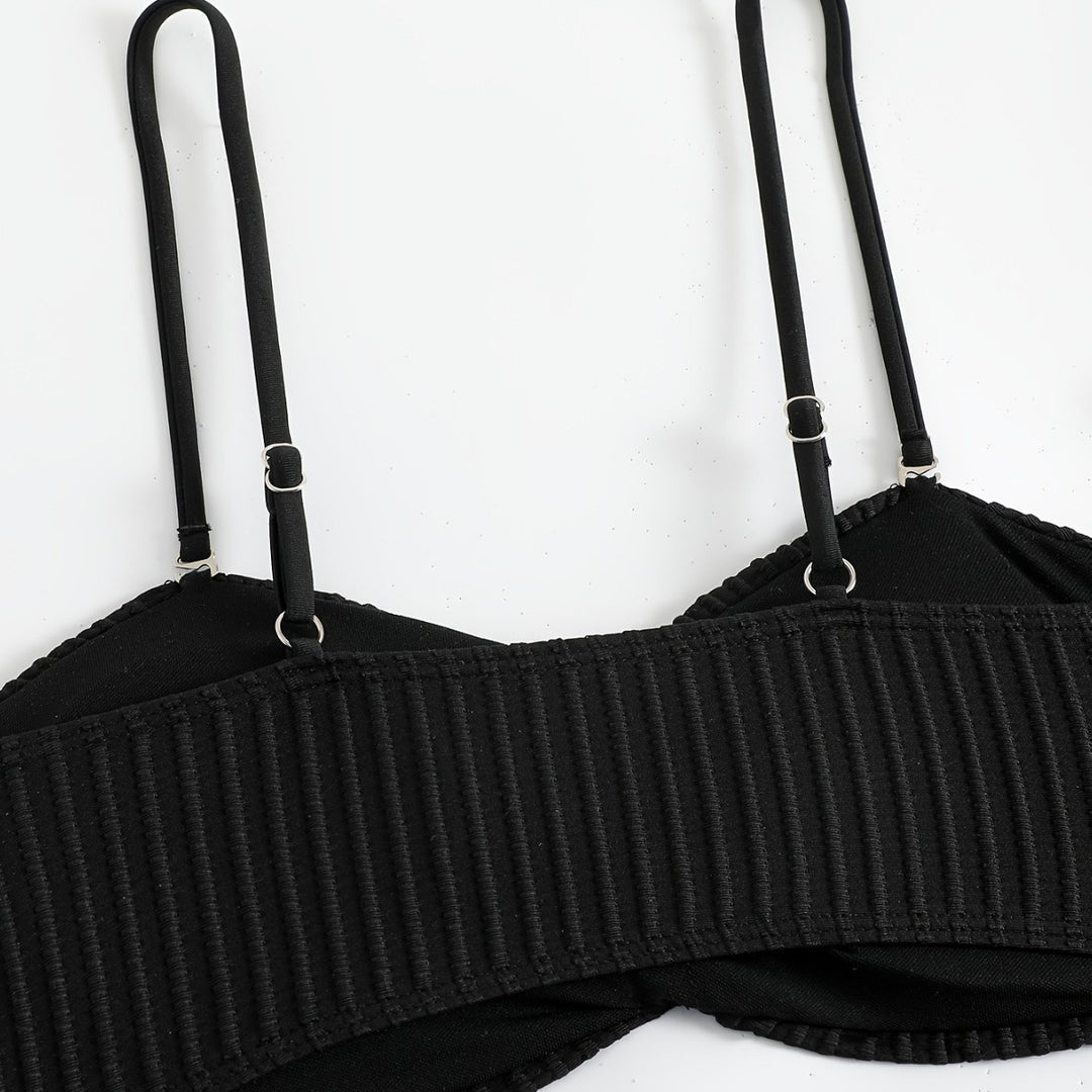 Dame bikini sæt med elegant ruffles-detalje og moderigtige kædeaccentuer Skovae