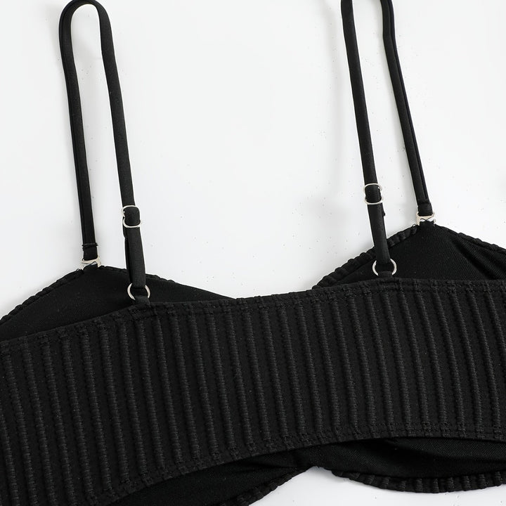 Dame bikini sæt med elegant ruffles-detalje og moderigtige kædeaccentuer Skovae