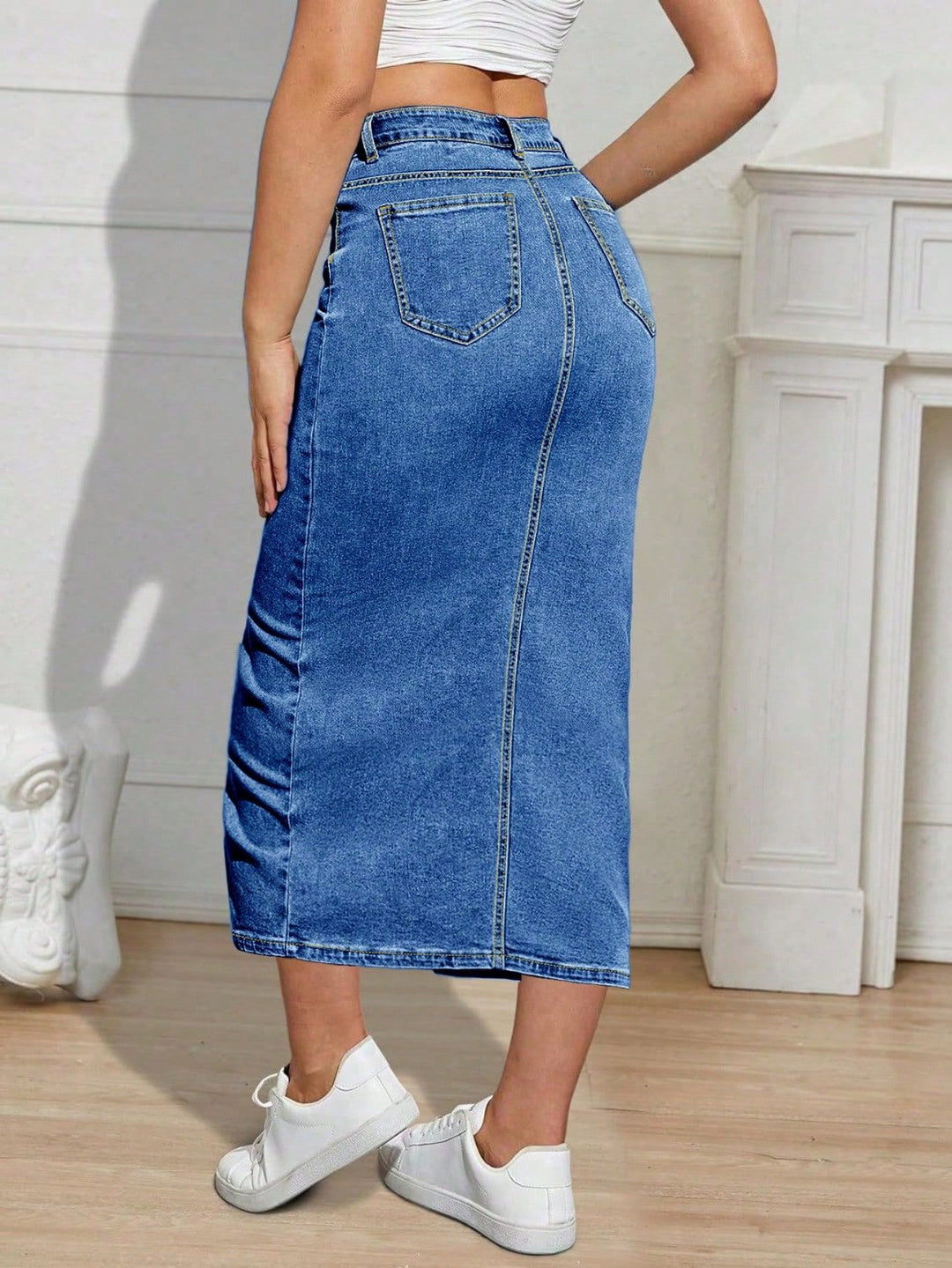Dame midikjole i denim med figursmigrende design og praktiske lommer Stilla