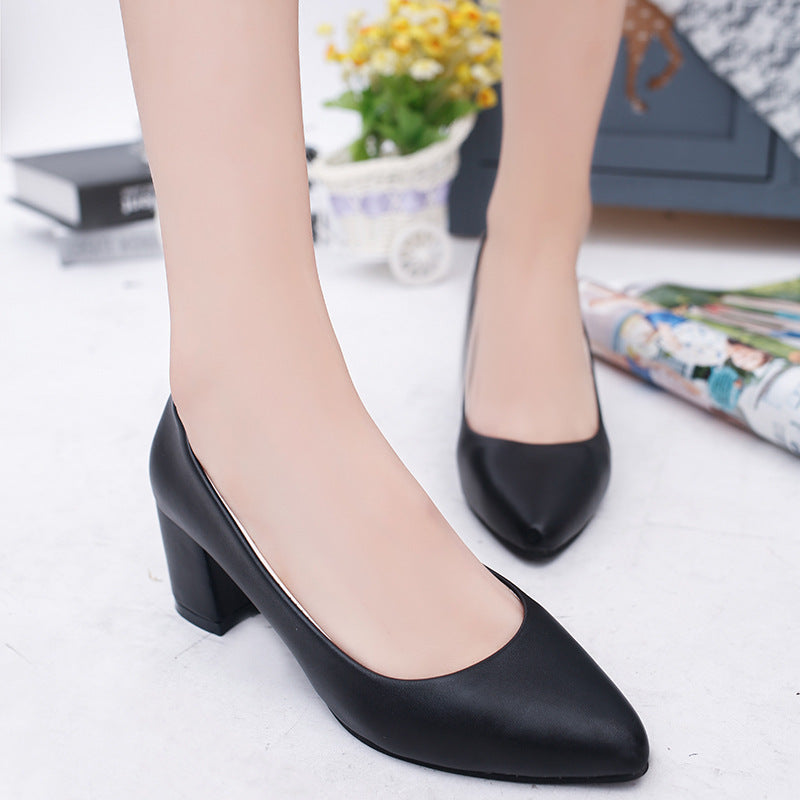 Dame Elegante og klassiske pumps med bredt blokhælhøjder og spidst design Stilla