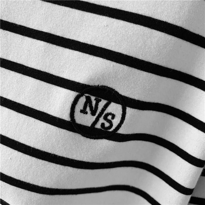 Femme Stripet Casual Korte Ærme T-Shirt med Broderet Detail Stilla