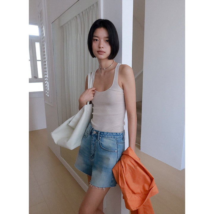 Dame jeansshorts i moderne high-waist stil med afslappet snit og lange ben Stilla