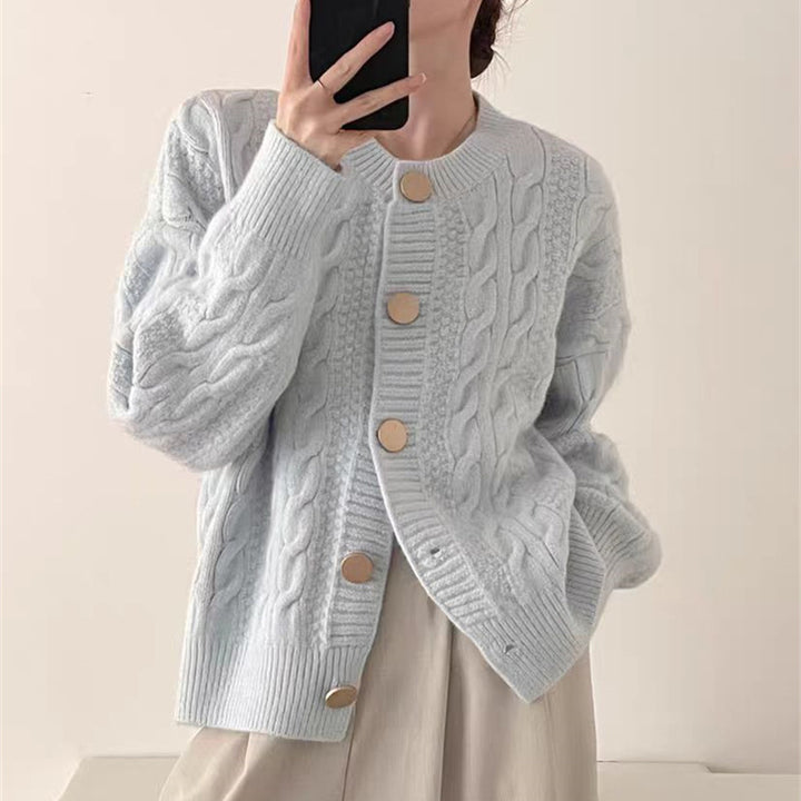 Kvinders cardigan med kabelmønster og store knapdetaljer Stilla