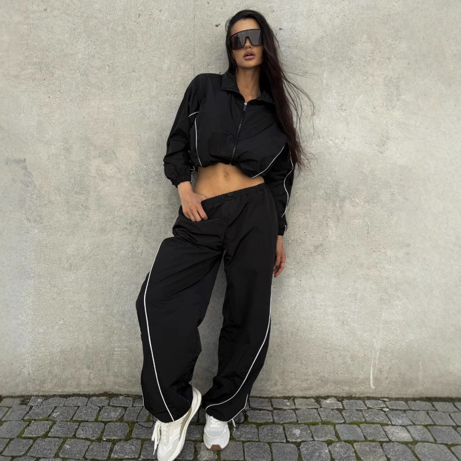 Kvinders stilfulde sportsjakke i cropped design med lynlås og elastiske manchetter