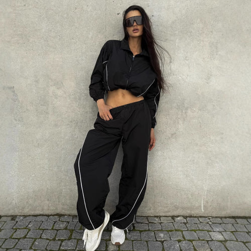 Kvinders stilfulde sportsjakke i cropped design med lynlås og elastiske manchetter