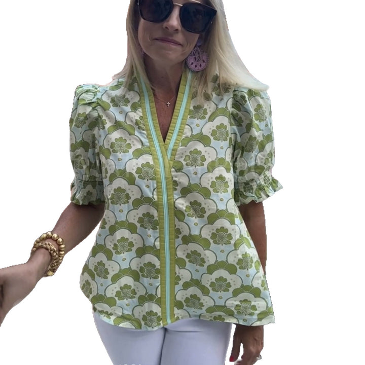 Damebluse med rynkedetaljer og blomstret print Stilla