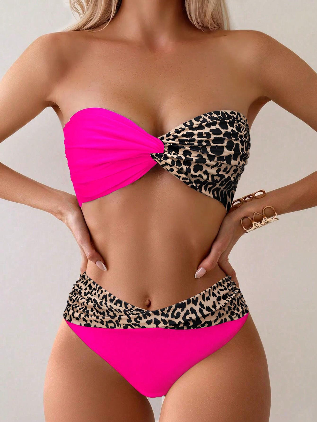 Dame bandeau-bikini med moderne leopardmønster og lysende design Skovae
