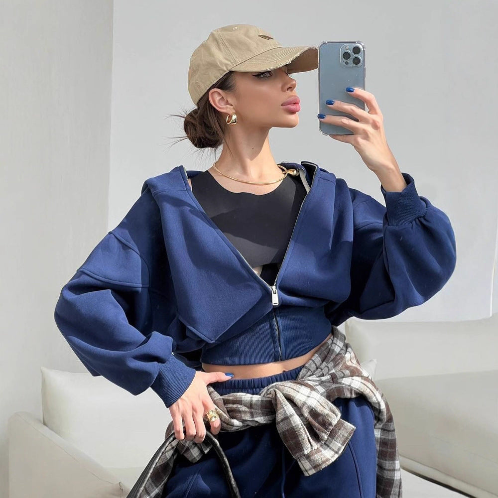 Kvinders afslappede og fashionable fritidssæt med cropped hoodie og brede bukser Skovae